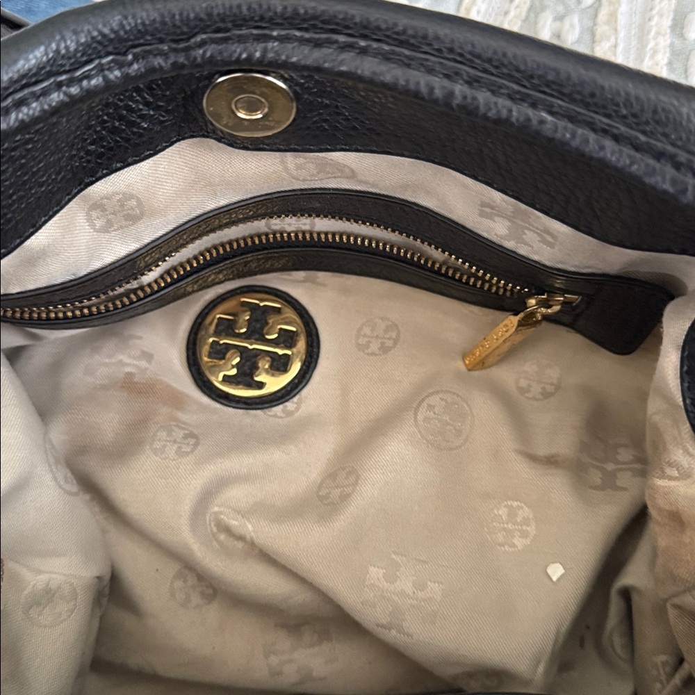 Tory Burch Black Leather Shoulder Bag with Gold Logo Medallion - Picture 9 of 9